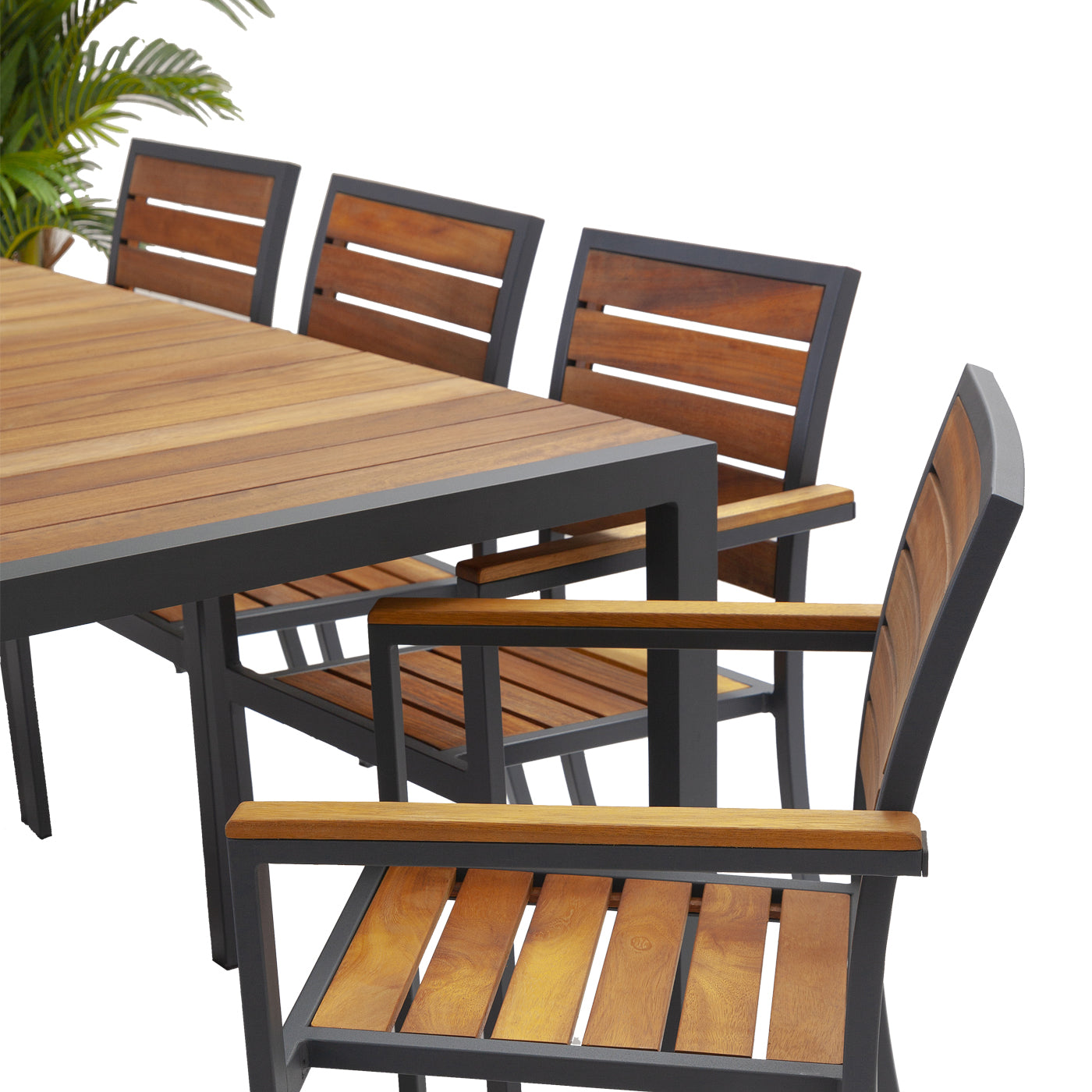 Akşam aydınlatması altında kullanılan Omega 100 x 200 iroko tablalı bahçe yemek masası ve 8 kişilik oturum – Eral Garden